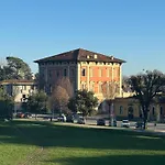 Апартаменты Luxury With Large Terrace And Jacuzzi Next To Famous Historic Walls Of