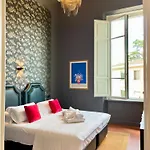 Luxury With Large Terrace And Jacuzzi Next To Famous Historic Walls Of Лукка