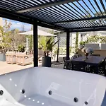 Апартаменты Luxury With Large Terrace And Jacuzzi Next To Famous Historic Walls Of *