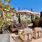 Апартаменты Luxury With Large Terrace And Jacuzzi Next To Famous Historic Walls Of