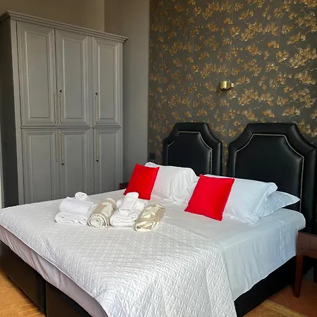Luxury With Large Terrace And Jacuzzi Next To Famous Historic Walls Of Лукка